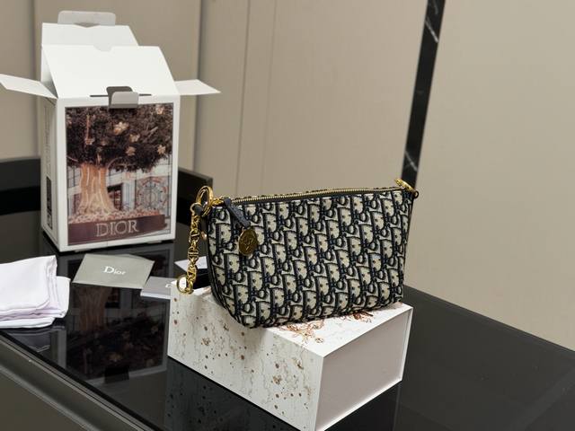 Comes with a folding box/airplane box. Dior bento bag. Top-quality original Dior