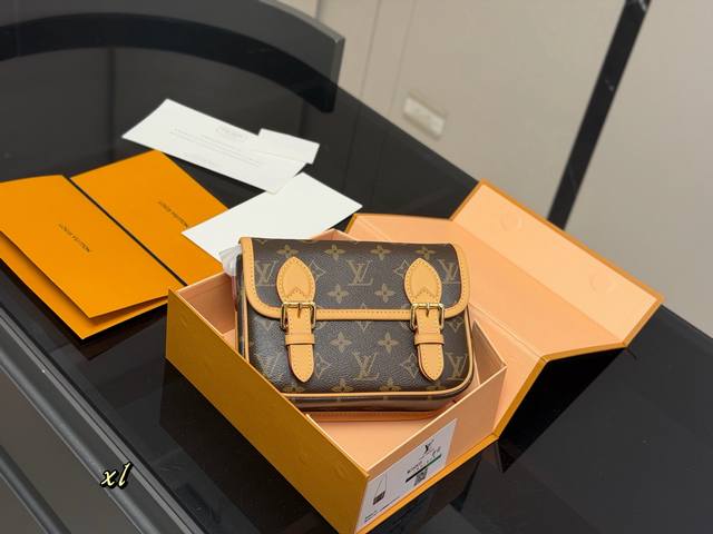 Comes with box. Size: 20*14cm. New men's messenger bag! The new Satchel mini mes