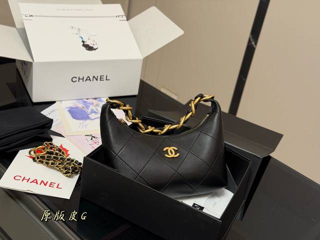 Calfskin Box Size: 23*15Cm Chanel's 25K Hobo bag is out again! Who can resist? C