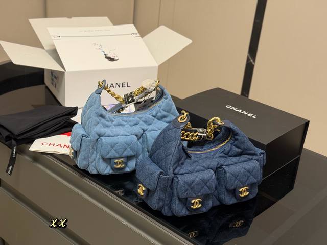 Comes with a folding box/airplane box. Size: 24.14cm. Chanel Vintage Bowling Bag