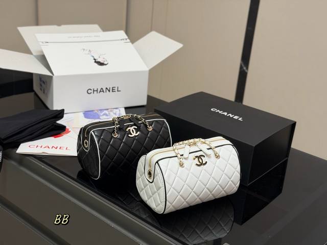 Comes with a folding box. Size: 19.11cm. Chanel 25P Bowling Bag. This bowling ba