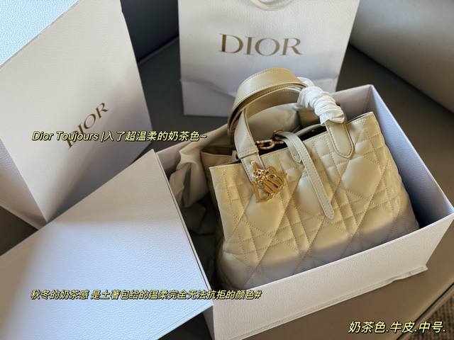 Upgraded box included! Size: 28*21cm (Large) The super popular Toujours tote bag