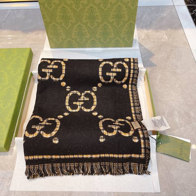 Boutique Gift Box + 5 The essence of this Gucci scarf: Under magnification, the
