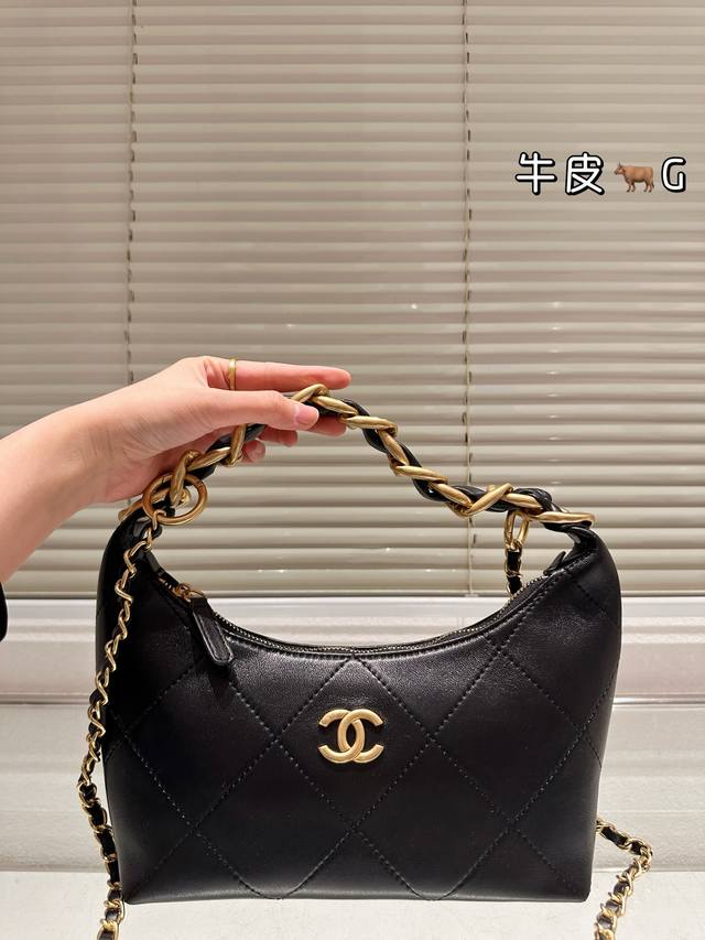 Top-grain leather Chanel 25K Hobo Hippie bag. This Chanel 25K Hobo Hippie bag fe