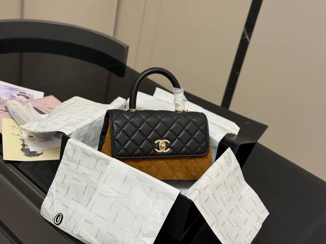 Comes with folding box/airplane box. Size: 23*14cm. Chanel Coco Handle handbag.