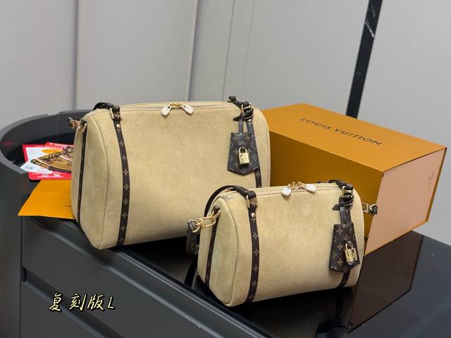 Comes with a folding box/airplane box. Size: 25cm 36cm. LV Express New Arrival.