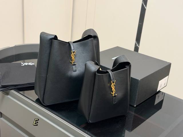 Comes with a box. The YSL Hobo bucket bag will be released gradually this month,