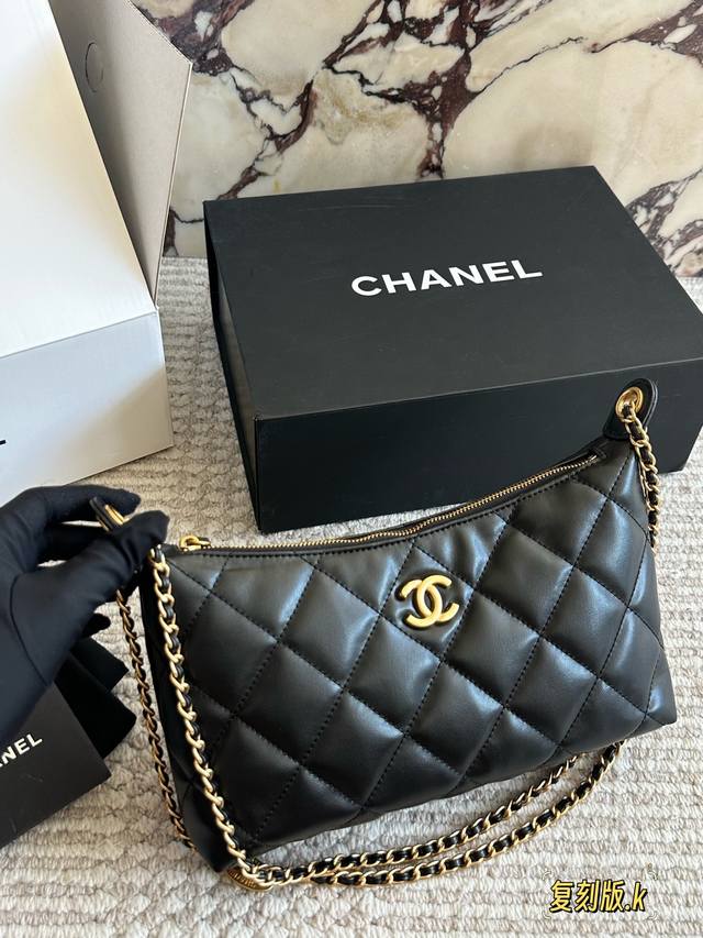 The newest Chanel 25S is here! This Chanel 25S is practically perfect. It can be