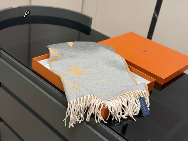 Box included. Size: 45*190cm. It's getting colder! A scarf is really needed at n