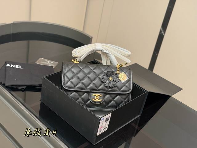 Comes with a folding box. Size: 25*15cm. Chanel Messenger Bag 25B. New season's