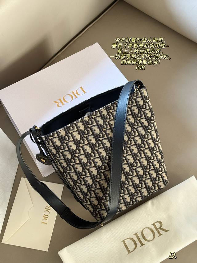 Comes with box Size: 20*24Cm Star monogram bucket bag I love carrying bucket bag