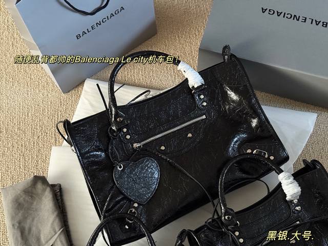 Comes with box. Size: 24*15cm (Small), 30*28cm (Medium), 38*24cm (Large). The Ba