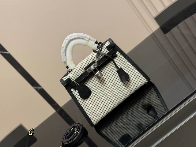 Size: 25cm Hermes Kelly bag, perfect size! It's sooooo beautiful! Made of top-gr