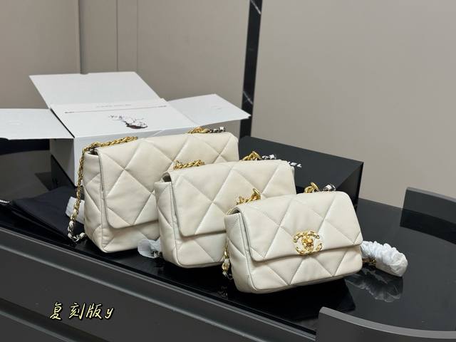 Comes with a folding box/airplane box. Size: 30cm 25cm 20cm. Chanel 19-inch bag.