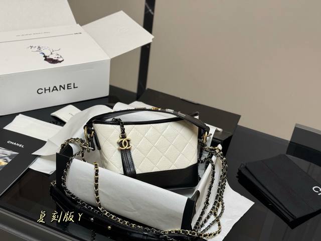 Comes with folding box/airplane box. Size: 20.15cm. Chanel Gabrielle bag. A clas