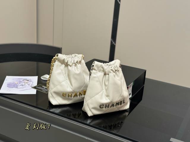 Comes with a folding box. Size: 20*20cm. Chanel Mini 22Bag. The smaller 22Bag lo