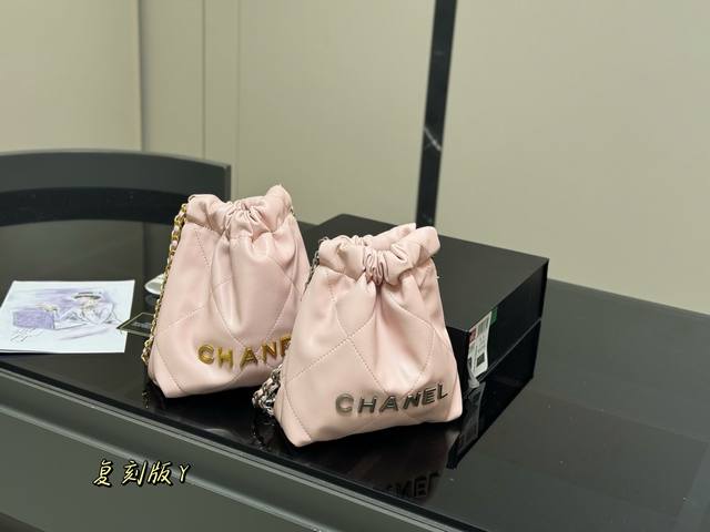 Comes with a folding box. Size: 20*20cm. Chanel Mini 22Bag. The smaller 22Bag lo