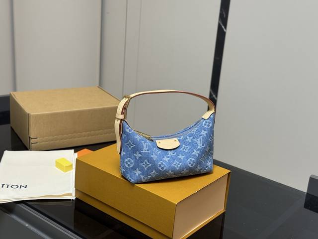 Comes with a folding box/airplane box. Size: 20*11cm. New denim lunchbox bag, ke