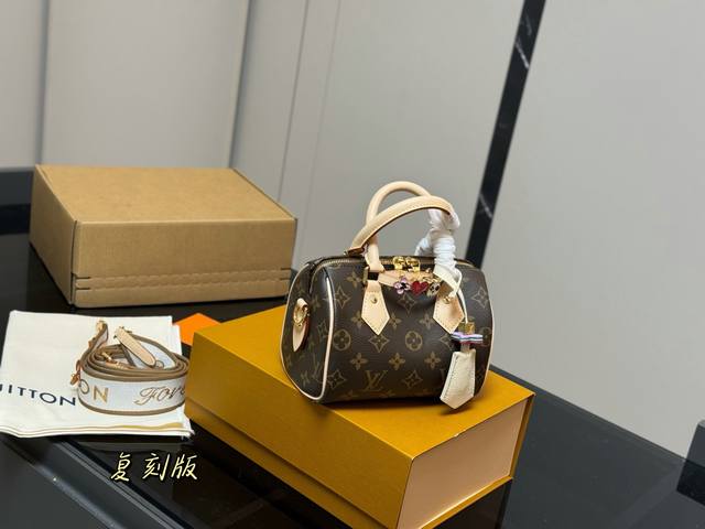 New model with folding case/airplane case. Size: 18cm. Available through a proxy