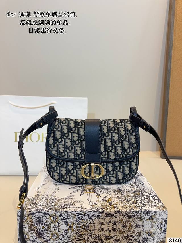 Comes with gift box. Dior 2025 new Montaigne bag. The bag shape is so cute! The