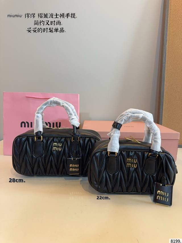 Comes with gift box. Miu Miu bowling bag, versatile and easy to match with any s