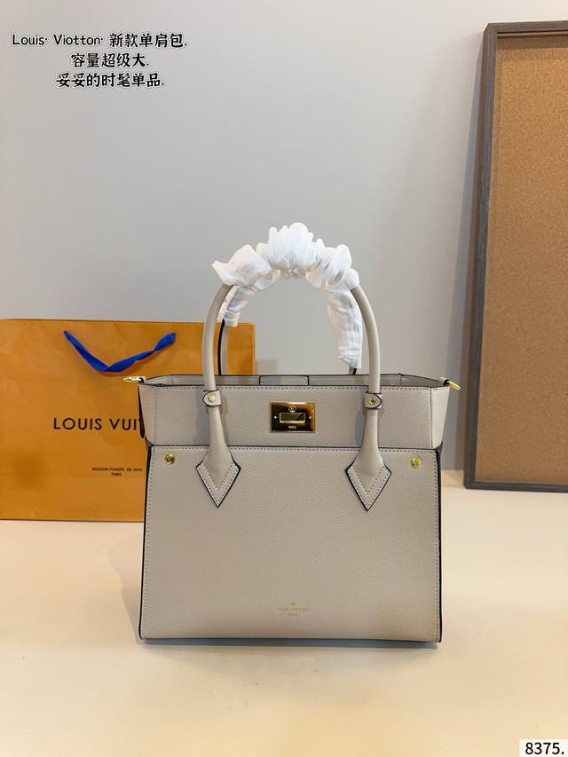 Louis Vuitton Fleur T handbag, an entry-level style! Absolutely a timeless piece