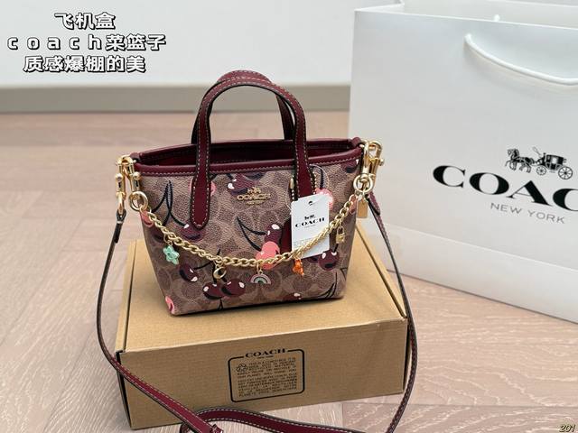 Coach shopping basket bag - incredibly stylish and high-quality! It looks amazin