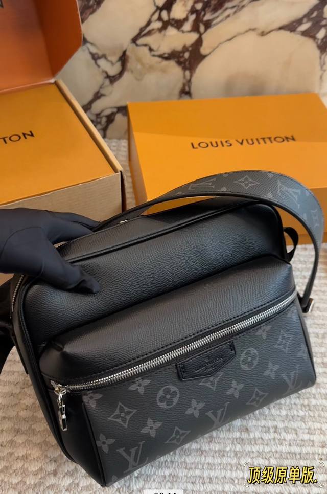 LV Outdoor Messenger Bag (Ddd) Specifications: L26.0Xh20.0Xw10.5Cm (Ddd) Men's B