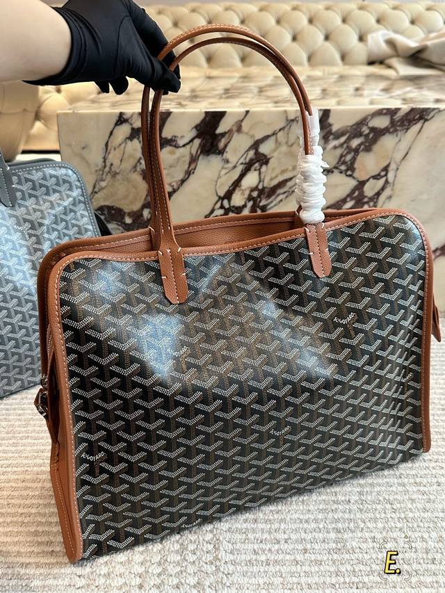 Size: 41 x 30cm Goyard Shopping Bag A shopping bag perfect for this season! All