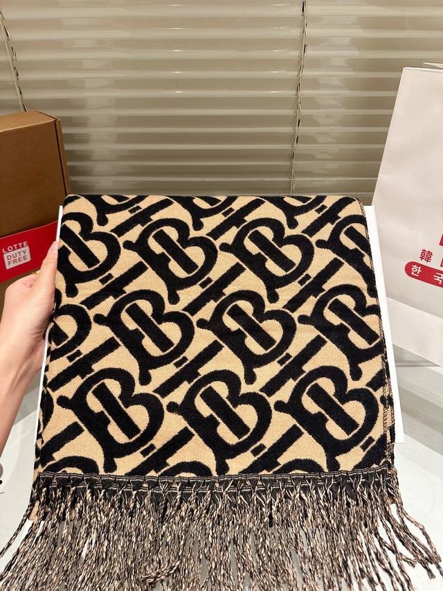 Comes with full Lotte packaging and a shipping box. A classic Burberry scarf mad