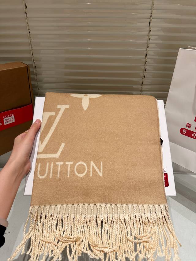 Comes with full Lotte packaging plus a shipping box. Classic scarf, high-quality