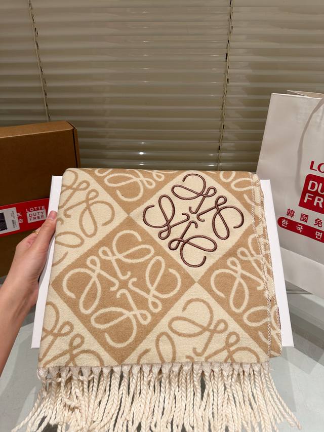 Comes with full Lotte packaging and a shipping box. Loewe classic scarf, made wi
