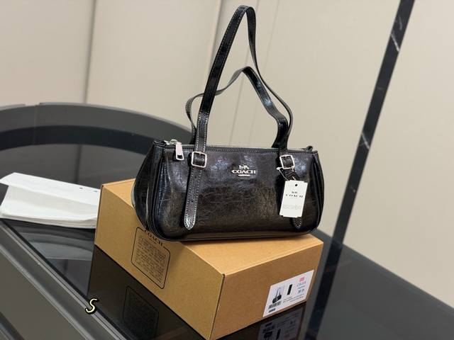 Comes with box The new Coach Asher bag is so beautiful The new product has once