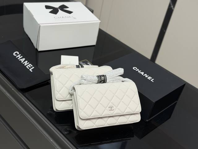 Comes with a folding box/airplane box. Size: 19*12cm. Chanel classic money bag.
