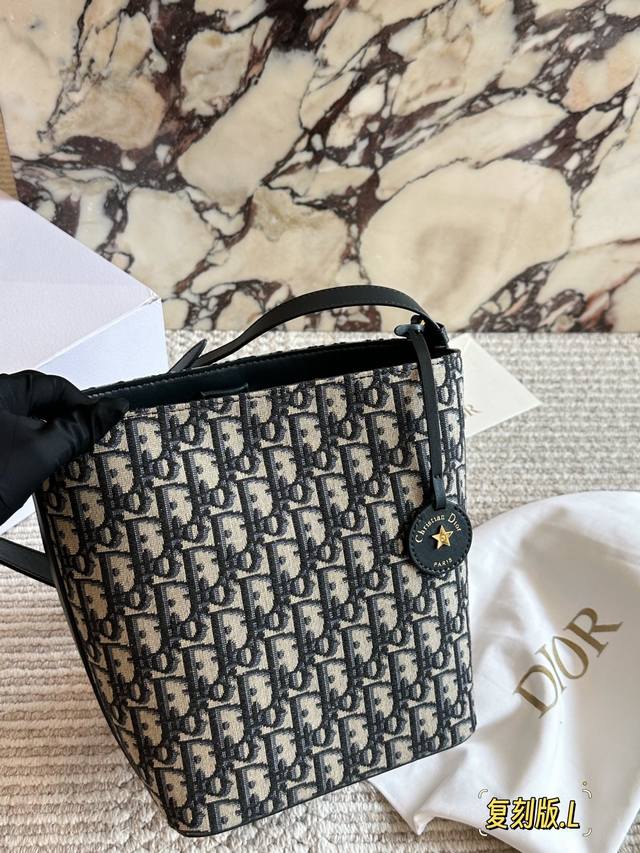 Comes with box. Size: 24 x 20cm. I love this super cute new bucket bag! It's a b