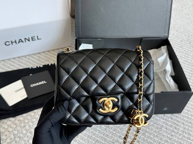 Comes with box. Size: 17*13cm. Upgraded version. Chanel CF17 gold bead, black. S