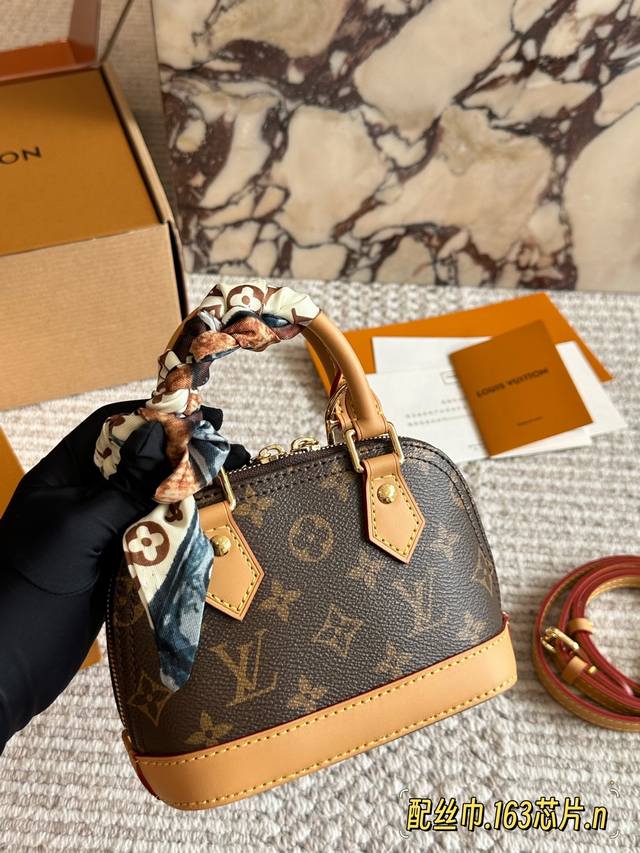 Yellow leather bag with box, chip version with scarf. Size: 20*14cm. Small. Loui