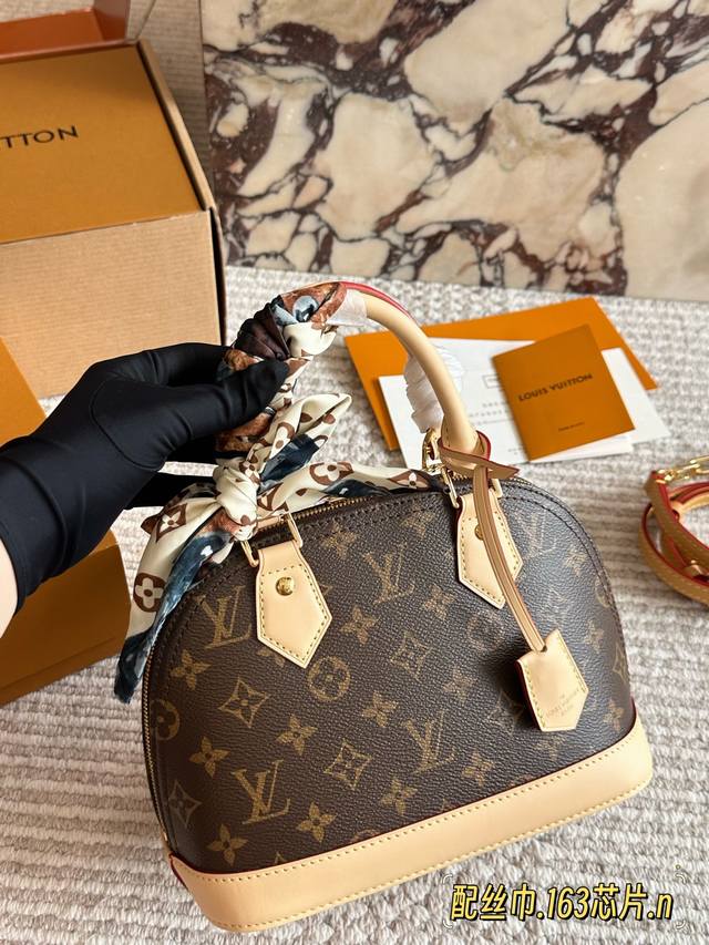 Color-changing leather bag with box, chip version with scarf. Size: 25*18cm. Lar