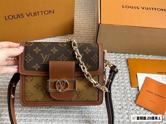 Upgraded version with box. Size: 20*15Cm (small). This Daphne bag with chain sho