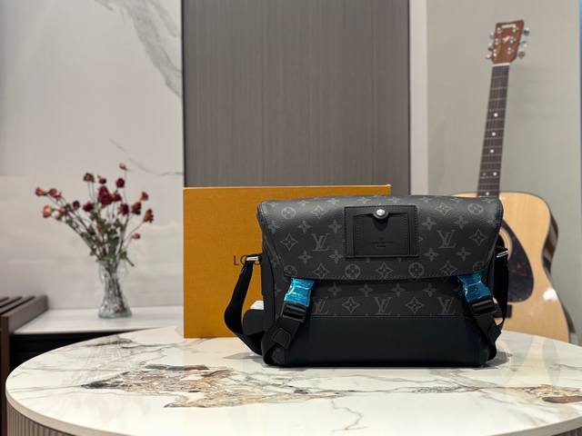 LV Messenger Bag Top-Tier Replica - A Must-Have for Trendy Men. The classic grey