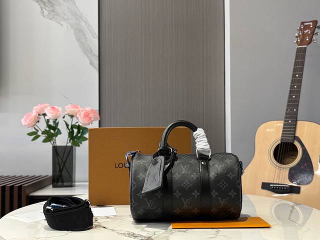 The LV Keepall Pillow Bag is an ideal urban handbag. Its iconic shape, classic M
