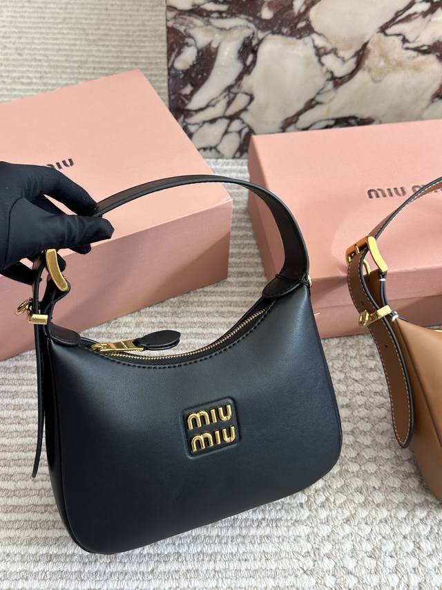 Miu Hobo underarm bag High-street fashion must-have Versatile and stylish full c