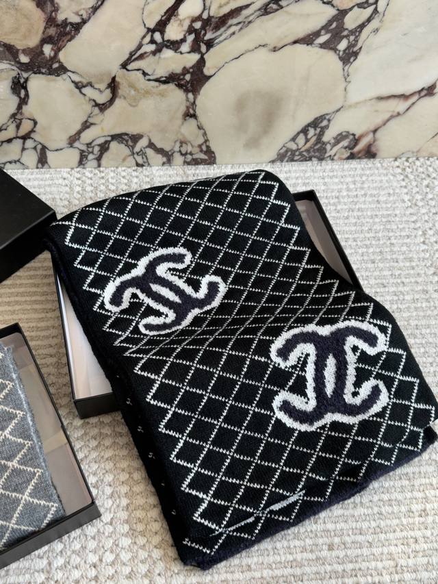 Original cashmere scarf with box. Size: 30cm. Chanel-style double-sided scarf. S