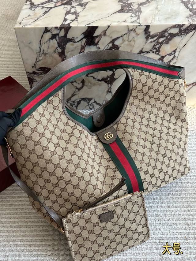 Leather and box included. Gucci Giglio Gg denim tote bag. Dark denim canvas with