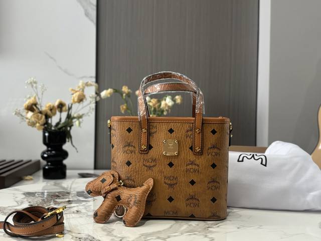 Comes with box. Size: 20*15cm. Classic Mcm shopping basket bag. Original! Qingda