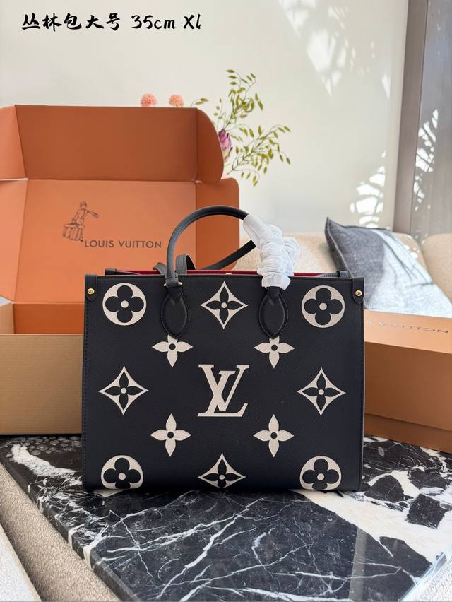 Promise me you'll buy this bag, okay? The Onthego bag is made of grey grained ca