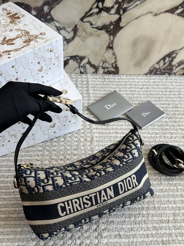 Comes with box Size: 22*14Cm The adorable Nomad lunchbox bag This Hobo lunchbox