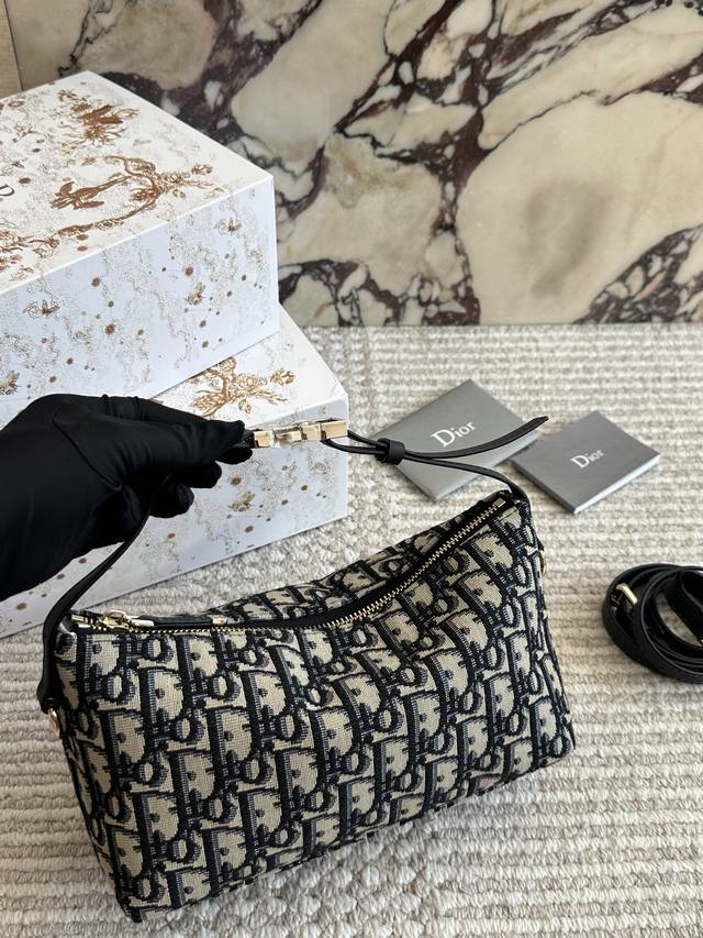 Comes with box Size: 22*14Cm The adorable Nomad lunchbox bag This Hobo lunchbox