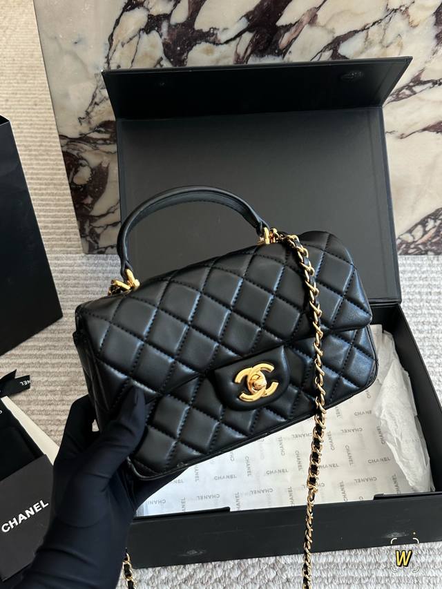 Comes with box Size: 20*12cm Chanel CF Handle The combination and capacity are b