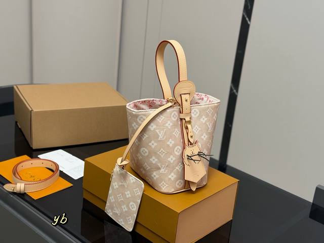 Comes with a folding box/airplane box. Another hot new vintage LV bag is here! A